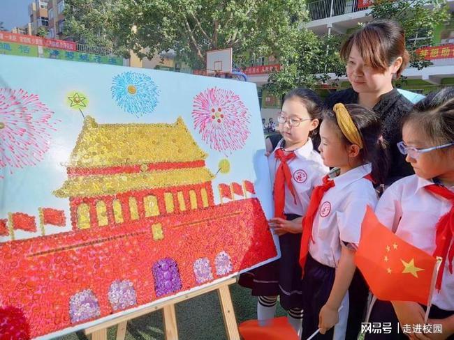 可爱小猫向上跳